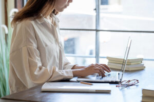 デスクワークをする女性