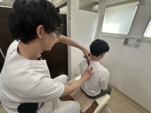 整骨院で姿勢矯正をする様子